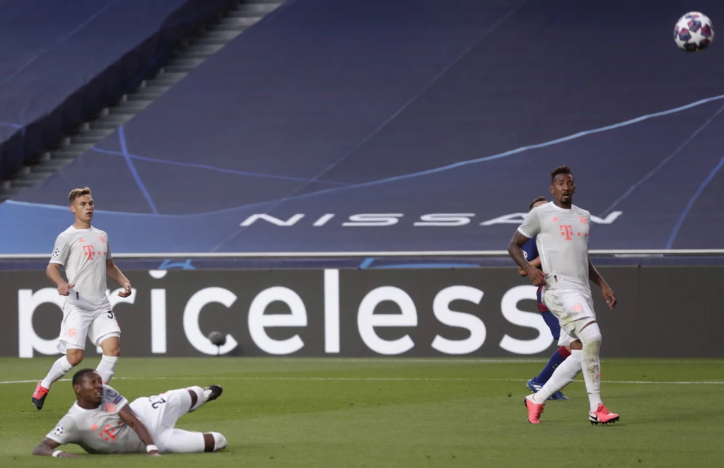 David Alaba (na dole zdjęcia) umieścił piłkę we własnej bramce David Alaba (na dole zdjęcia) umieścił piłkę we własnej bramce