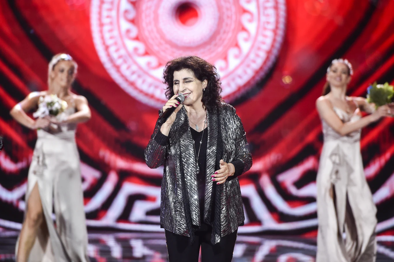 Eleni zaśpiewała piosenki "Miłość jak wino" i "Troszeczkę ziemi, troszeczkę słońca". Eleni zaśpiewała piosenki "Miłość jak wino" i "Troszeczkę ziemi, troszeczkę słońca".