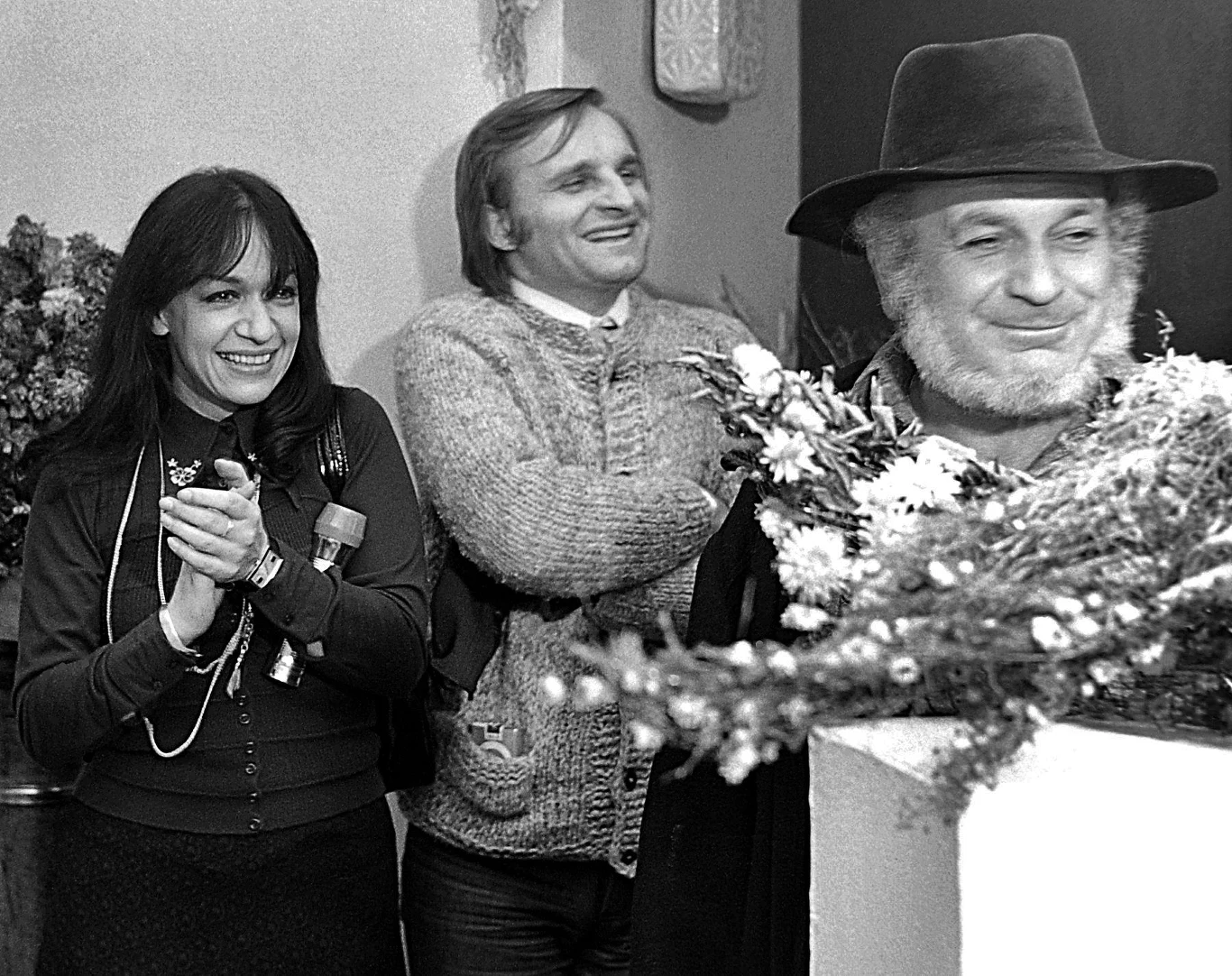 Ewa Demarczyk i Piotr Skrzynecki (z prawej), lata 60. Ewa Demarczyk i Piotr Skrzynecki (z prawej), lata 60.