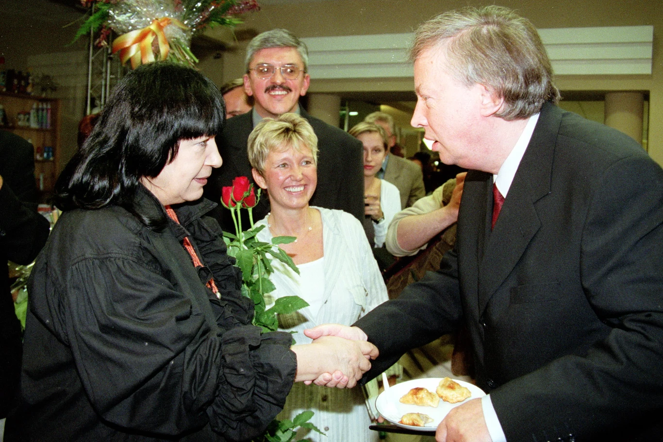 Ewa Demarczyk i Marek Grechuta podczas imprezy z okazji wręczenia nagród "Polityki", w tle Marek Niedźwiecki - 1999 r. Ewa Demarczyk i Marek Grechuta podczas imprezy z okazji wręczenia nagród "Polityki", w tle Marek Niedźwiecki - 1999 r.