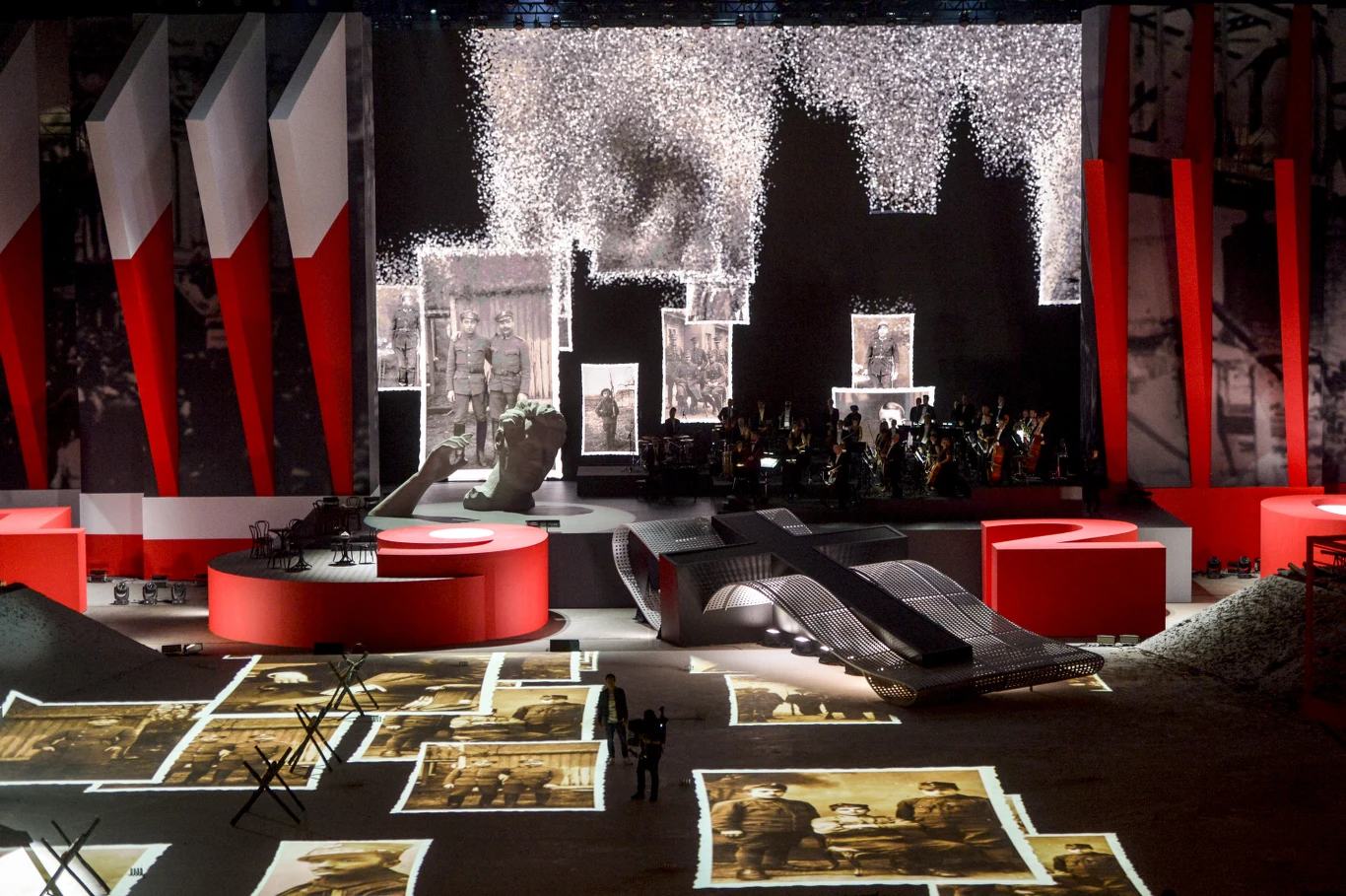 Wydarzenie na PGE Narodowym rozpoczęło wykonanie pieśni do słów Cypriana Kamila Norwida pt. "Moja Ojczyzna". 