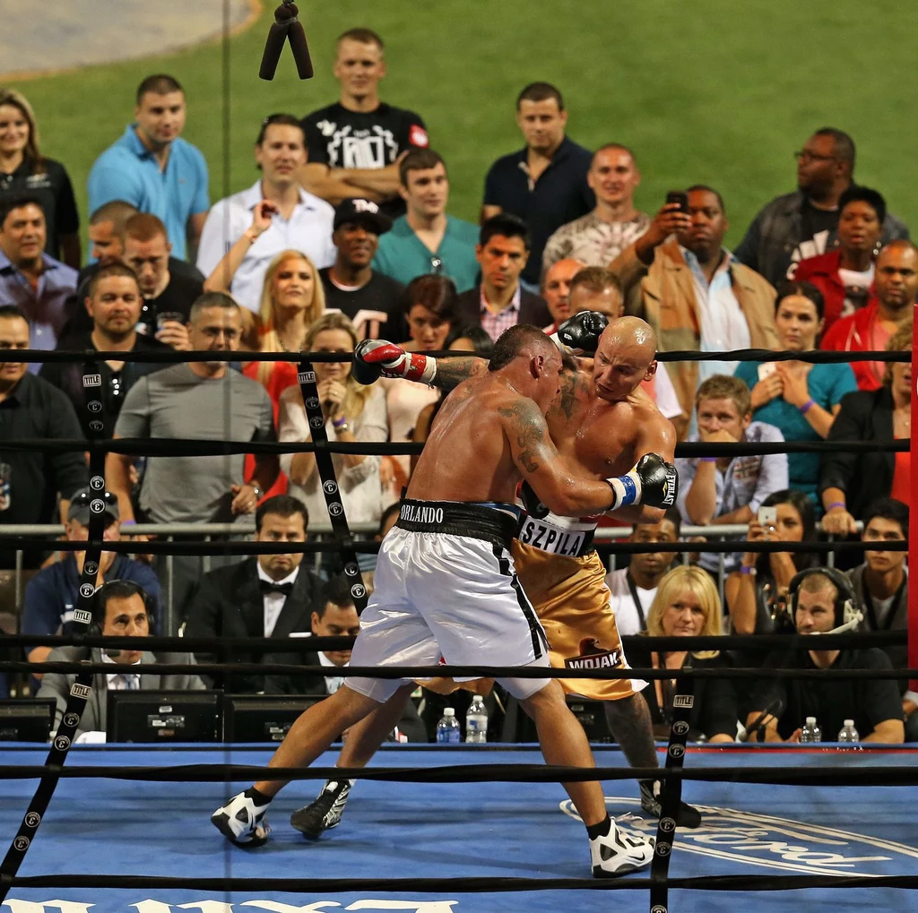 Artur Szpilka w pojedynku z Mike'em Mollo Artur Szpilka w pojedynku z Mike'em Mollo