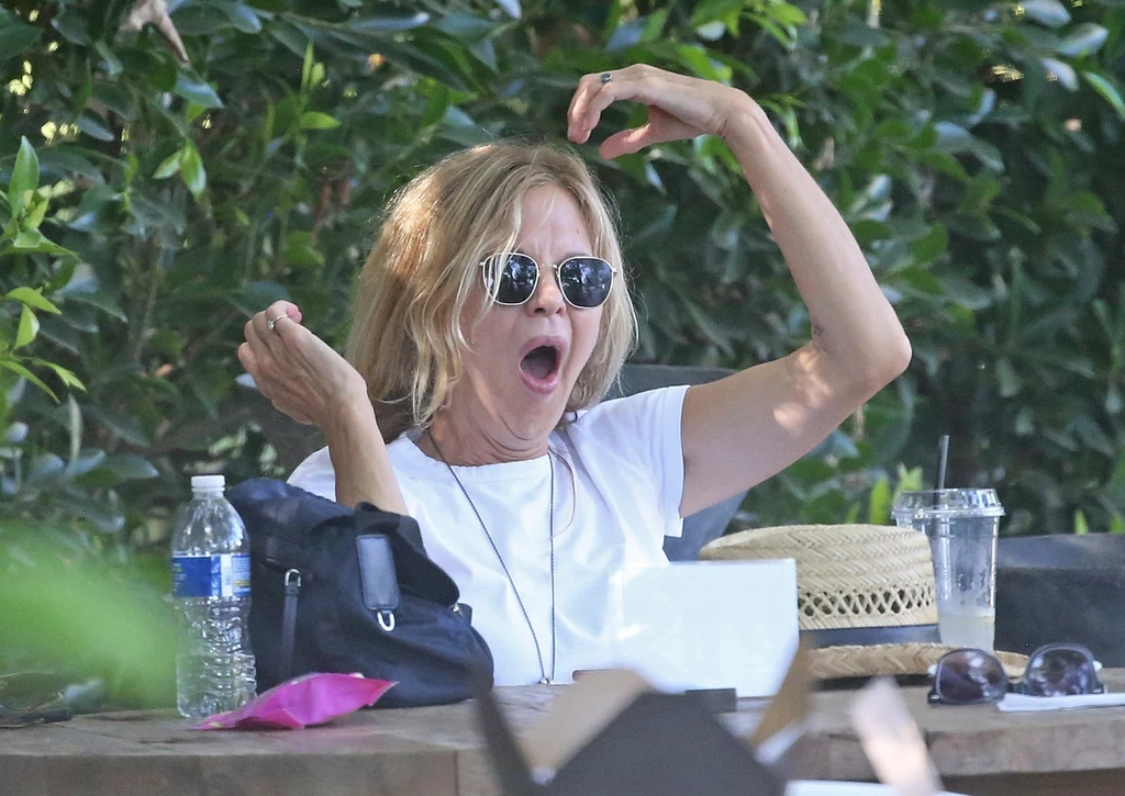 Na co dzień aktorka się nie stroi. Fotoreporterzy przyłapali Meg Ryan, kiedy ta jadła lunch z przyjaciółmi. Na co dzień aktorka się nie stroi. Fotoreporterzy przyłapali Meg Ryan, kiedy ta jadła lunch z przyjaciółmi.
