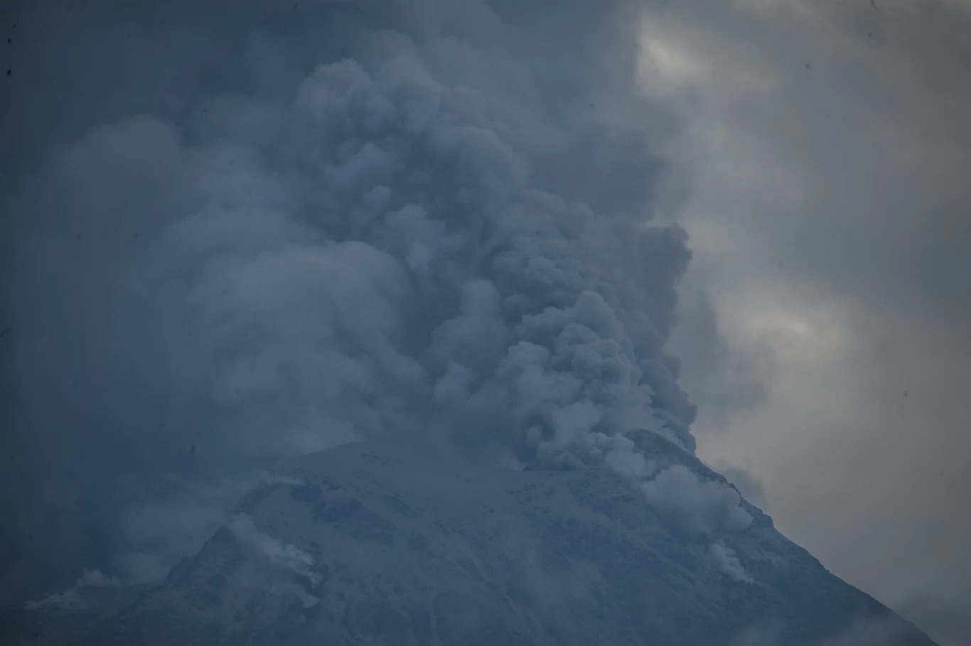 Od 10 lat góra przebudza się jednak regularnie niszcząc okoliczne wioski i zmuszając władze do ewakuacji mieszkańców Sumatry Północnej.