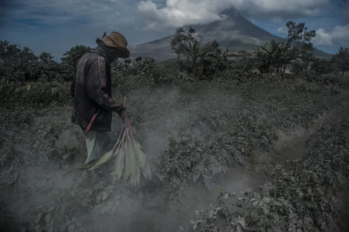 Jak widać, nawet kilka dni po wybuchu cały region nadal wygląda jak żywcem wyjęty z filmów katastroficznych.