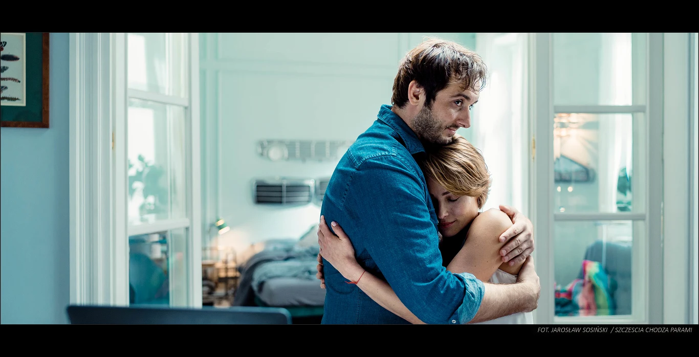  Michał Żurawski podkreśla w rozmowie z agencją Newseria Lifestyle, że scenariusz mocno go zafrapował i dlatego bez wahania zdecydował się na współpracę.

– W scenariuszu urzekła mnie taka prawdopodobna nieprawdopodobność tej historii. W życiu często zdarzają się historie, które, gdyby przenieść je 1:1 na ekran, wydawałyby się niewiarygodne, prostackie i głupio wymyślone. Ta historia chyba do takich należy, a przynajmniej postać, którą ja mam do zagrania, należy do kręgu takich postaci, ponieważ on niesie ze sobą notorycznego pecha, co brzmi śmiesznie, ale każda kobieta, która się z nim styka, kończy źle. I to nie są żarty, dlatego jest i śmiesznie, i strasznie w tym scenariuszu – mówi Michał Żurawski.