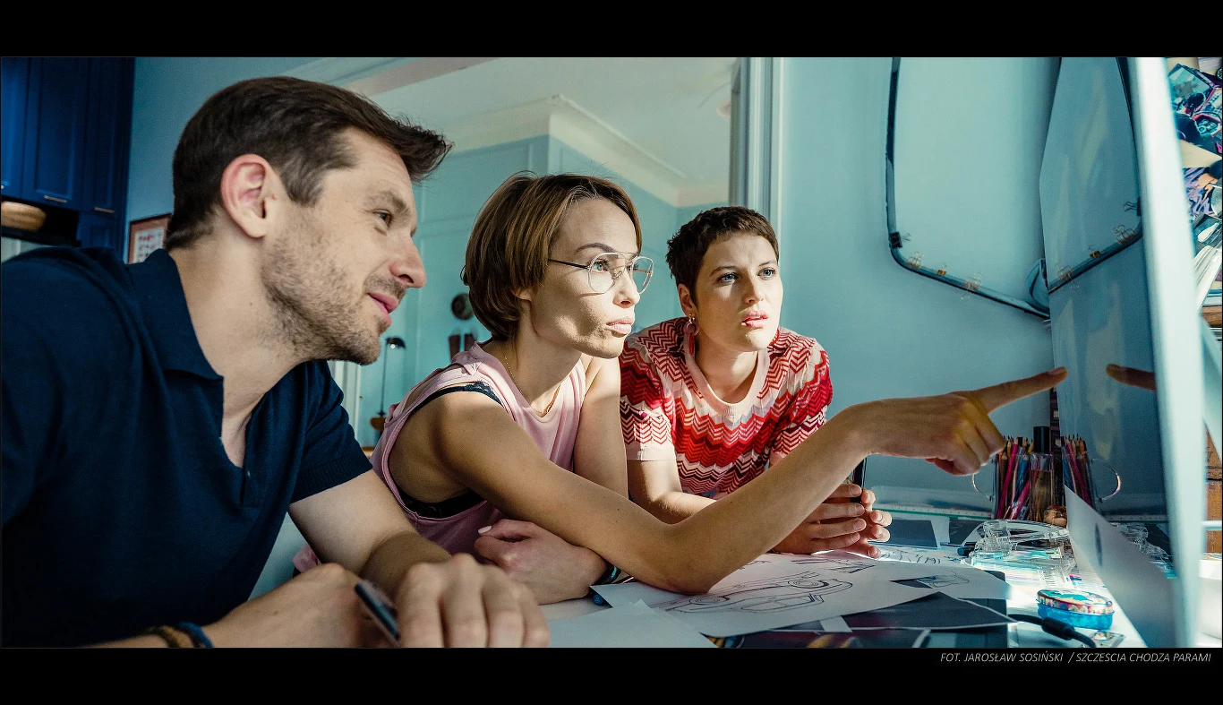 W swoich wyborach życiowych i niepowodzeniach Malwinę mocno wspiera Adam. W tej roli wystąpił Jacek Knap.

– W filmie „Szczęścia chodzą parami” gram Adama. Jest prawnikiem i dobrym duchem głównej bohaterki, który pomaga jej walczyć z przeciwnościami losu – mówi aktor.