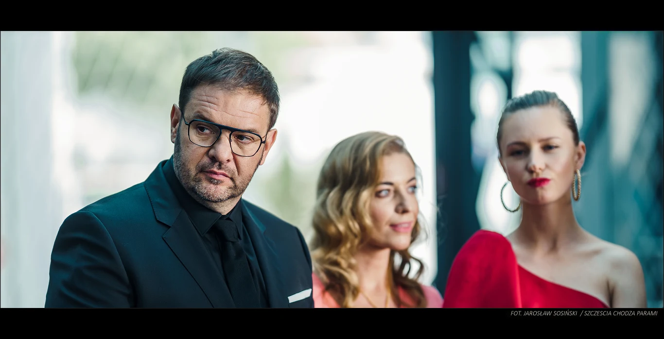 Aktorzy bardzo cenią sobie współpracę z Bartoszem Prokopowiczem. Chwalą go za kreatywność, pomysłowość i dobrą organizację pracy. Zdaniem Tomasza Karolaka film ma doskonałą konstrukcję i fabułę.  

– W tle fantastycznej i miłosnej historii rozgrywa się prawdziwy bój o polskie auto narodowe. To sytuacja, która nagle wpisuje się w kontekst, ponieważ jak słyszę, są propozycje różnych polskich samochodów elektrycznych i cała ta sprawa naszej, może na wyrost, dumy bardzo mnie zainteresowała. I jeżeli to jest podane w formie lekkiego filmu, to dlaczego nie? – Karolak mówi agencji Newseria Lifestyle.