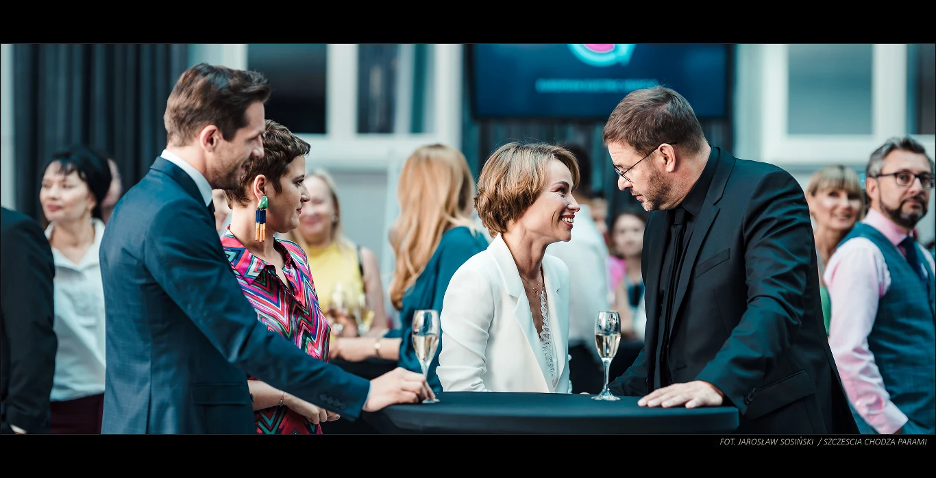 Pierwszy klaps na planie komedii romantycznej „Szczęścia chodzą parami” padł na początku lipca. Weronika Książkiewicz nie ukrywa, że już wręcz nie mogła się doczekać, kiedy wróci na plan filmowy. Zamknięcie w czterech ścianach z powodu sytuacji epidemiologicznej było dla niej bardzo uciążliwe. Tęskniła za pracą i chciała jak najszybciej rozpocząć jakiś nowy projekt.

– Cudownie jest wrócić na plan filmowy i myślę, że to jest opinia każdej osoby z naszej ekipy, z innych ekip i produkcji, które ruszyły po tej przerwie. To jest bardzo dobre dla tego filmu i scenariusza, bo wszyscy wrócili na plan z nową energią i wszyscy byli bardzo, bardzo stęsknieni – mówi w rozmowie z agencją Newseria Lifestyle.