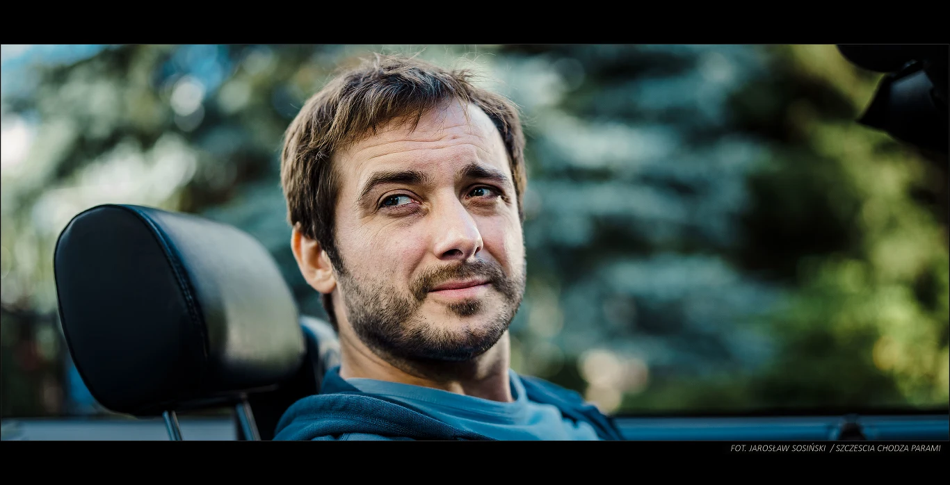 Nieświadoma ryzyka Malwina, ulega jego czarowi od pierwszego wejrzenia. Mimo że w jej życiu rozpoczyna się seria niefortunnych zdarzeń, Bruno nie zamierza się tym razem poddać. Aby uratować miłość swojego życia, musi znaleźć przyczynę swoich sercowych porażek. Nie uda mu się to jednak bez odrobiny szczęścia.