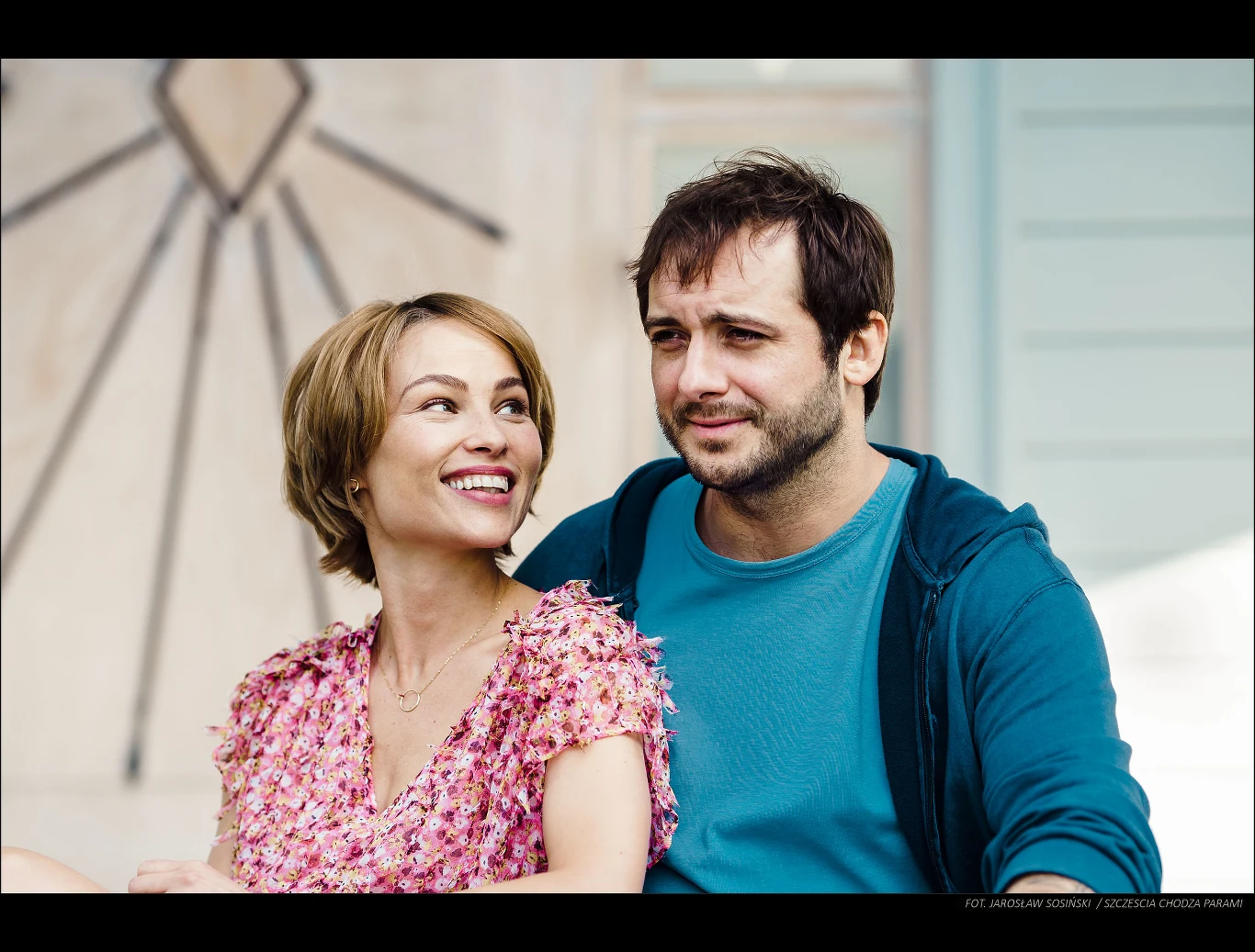 "Szczęścia chodzą parami" to komedia romantyczna, w której przesądy i wiara w pecha mają się równie dobrze, jak wiara w miłość. To film, w którym zakocha się każdy, niezależnie od tego, czy jest poszukującym uczucia singlem, czy znalazł już miłość życia.