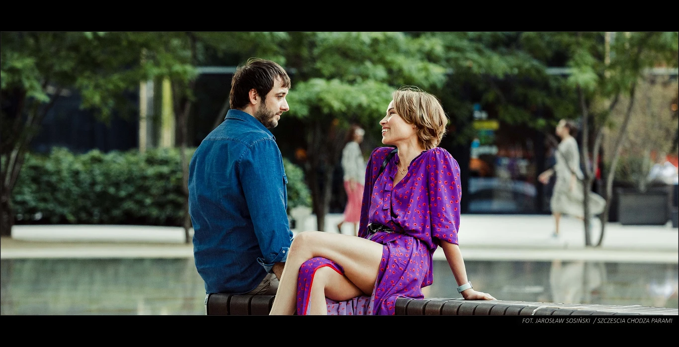 "Bruno nie jest pechowcem, to mężczyzna sukcesu, ale okazuje się, że na kobiety działa jak czarny kot. Jego wybranka musi zatem zmierzyć się z serią zabawnych, ale jednocześnie niefortunnych sytuacji. Pytanie czy ich miłość jest na to gotowa i czy przezwycięży trudności. To zabawna i wzruszająca komedia o związkach, a także o przeznaczeniu i wierze w przesądy, które często nami kierują" - dodaje aktorka.