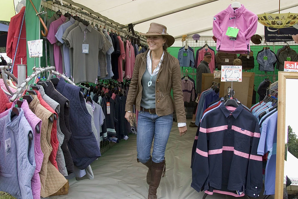 Równie ciekawą stylizacją pochwaliła się podczas eventu organizowanego w Gatcombe Park. Kate przechadzała się po okolicznych straganach w kowbojskim kapeluszu, sztruksowej kurtce i zamszowych kozakach. 