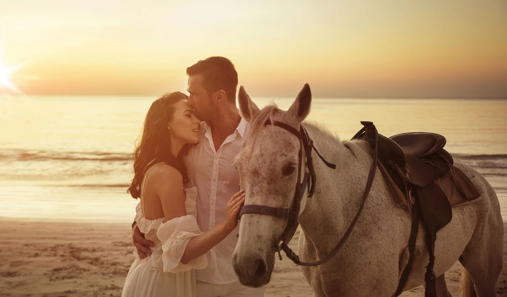 Ryby Mężczyzna spod znaku Ryb to oddany i wierny partner. Chce kochać i być kochanym, więc jest otwarty miłość. Nie flirtuj z nim, jeżeli nie traktujesz tego poważnie, bo później on nie da ci spokoju. Mów mu wprost, co myślisz, bo inaczej będzie wyobrażał sobie różne scenariusze. Może być porywczy i zmienny, kiedy czuje się niepewnie. Ponieważ panowie spod znaku Ryb od nieprzewidywalności wolą stabilizację, powinni związać się z paniami spod znaku Raka, Byka albo Koziorożca. Z relacji ze znakami powietrznymi raczej nie wyjdzie nic dobrego. Ryby Mężczyzna spod znaku Ryb to oddany i wierny partner. Chce kochać i być kochanym, więc jest otwarty miłość. Nie flirtuj z nim, jeżeli nie traktujesz tego poważnie, bo później on nie da ci spokoju. Mów mu wprost, co myślisz, bo inaczej będzie wyobrażał sobie różne scenariusze. Może być porywczy i zmienny, kiedy czuje się niepewnie. Ponieważ panowie spod znaku Ryb od nieprzewidywalności wolą stabilizację, powinni związać się z paniami spod znaku Raka, Byka albo Koziorożca. Z relacji ze znakami powietrznymi raczej nie wyjdzie nic dobrego.