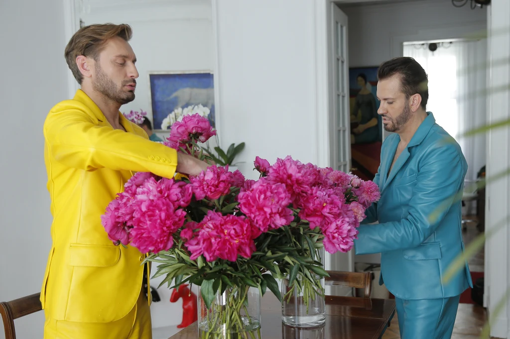 "Ludzie myślą, że nic nie potrafimy, oprócz zajmowania się modą. A to nieprawda. Wszelkie remonty zrobiliśmy sami, nie potrzebujemy żadnych fachowców. Nasze mieszkanie, gdy się wprowadzaliśmy, było w opłakanym stanie, wszystko zrobiliśmy sami. Szpachlowanie, malowanie, remontowanie sztukaterii... Ja uwielbiam gotowanie, pieczenie ciast. Nasza spiżarnia jest pełna dżemów, soków, konfitur, sałatek, które robię własnoręcznie. Rafał w naszym domy zajmuje się kwiatami" - mówi Gabriel. 