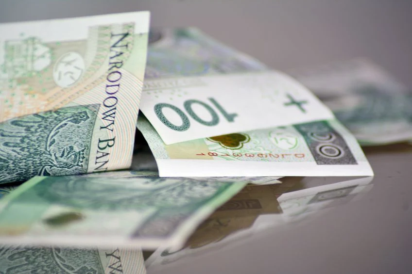 Rząd chce, by minimalne wynagrodzenie za pracę od stycznia 2024 roku wynosiło 4242 zł brutto, a od lipca 2024 roku 4300 zł brutto