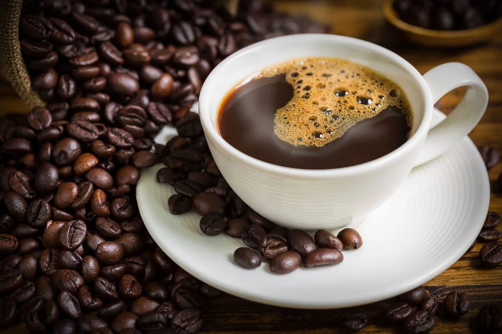 Kawa z imbirem to aromatyczny napój, który rozgrzeje w jesienne, chłodne dni