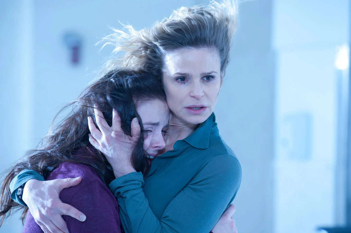 Kyrę Sedgwick mogliśmy także oglądać w horrorze "Kronika opętania", w której zagrała Stephanie, matkę dziewczynki opętanej przez dybuka.

"Celem naszego filmu jest oczywiście bardzo, ale to bardzo przestraszyć widownię. Ale najlepsze horrory nie mogą się obyć bez naprawdę wiarygodnie nakreślonych postaci. A to, jak sądzę, nam się nieźle udało" - mówiła aktorka.

"Kyra to błyskotliwa aktorka. Doskonale oddała charakter Stephanie, jej uparte dążenie, by rodzina była miejscem, gdzie najważniejsza jest miłość" -  zachwycał się producent Robert Tapert.
