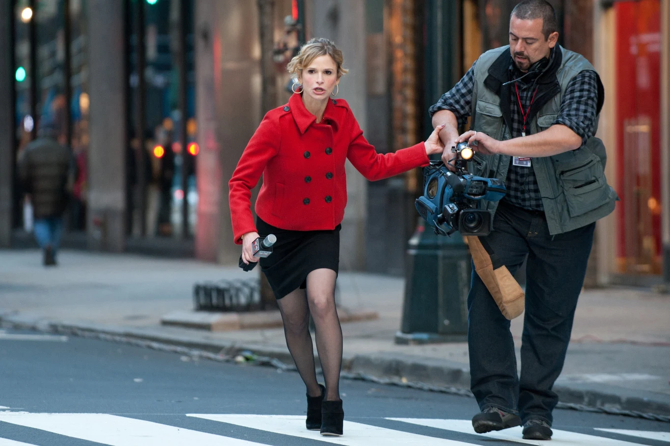 W filmie "Człowiek na krawędzi" (2012) Kyra Sedgwick miała początkowo o wiele mniejszą rolę, ale została ona znacznie rozszerzona, kiedy producenci zorientowali się, jak wielką charyzmą aktorka obdarzyła swoją postać, dziennikarkę telewizyjną Suzie Morales, która chce wynieść osobiste korzyści z nagłośniania historii człowieka stojącego na krawędzi wieżowca. 

„Kiedy pojawiła się na planie, zobaczyliśmy prawdziwą profesjonalistkę, która doskonale wiedziała, w jakim kierunku chce poprowadzić swoją postać”, opowiada producent Mark Vahradian. Słowa te potwierdza producent wykonawczy David Ready: „Widzimy ją jako 'głos' Nowego Jorku i całkowicie potrafimy zrozumieć, dlaczego jej postać jest dobra w tym, co robi”. 