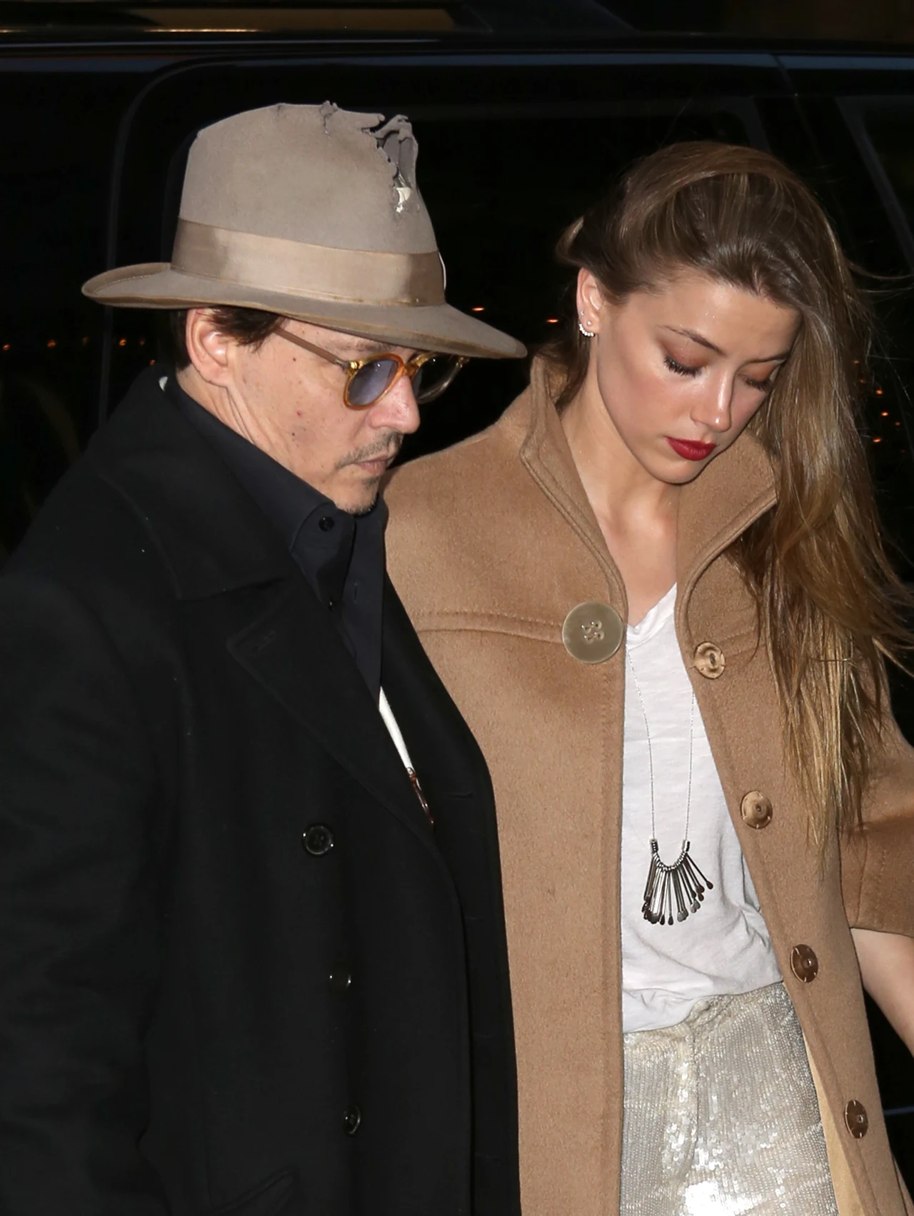 Chociaż wydaje się, że Depp toczy batalię sądową przeciwko byłej żonie, w rzeczywistości wystąpił przeciwko firmie News Group Newspapers - wydawcy brytyjskiego tabloidu "The Sun", którego oskarżył o zniesławienie. Chodziło o wypowiedź aktorki Katherine Kendall opublikowanej przez gazetę, z której wynikało, że Depp jest "damskim bokserem", czyli bił Amber Heard, gdy byli w związku.