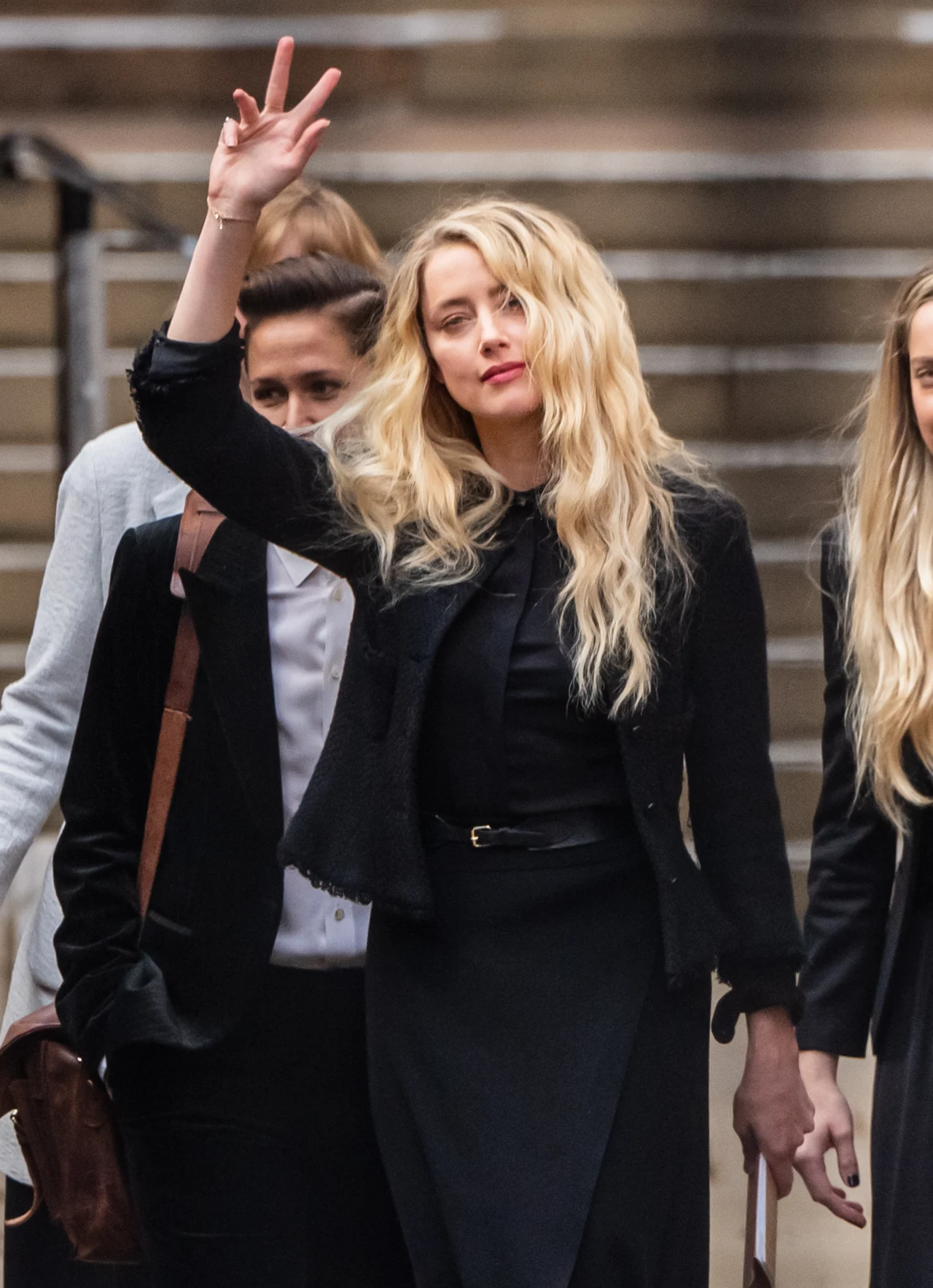 Amber Heard długo nie zabierała publicznie głosu w tej sprawie. Teraz opublikowała jednak długi post na swoim koncie na Instagramie: "Udałam się do Wielkiej Brytanii, by zeznawać, jako świadek. Po sfinalizowaniu naszego rozwodu w 2016 r. i po uzyskaniu zakazu zbliżania się, chciałam żyć dalej. Ponowne przeżywanie rozpadu naszego związku, zakwestionowanie moich motywów oraz najbardziej traumatycznych szczegółów współżycia życia z Johnnym było niezwykle bolesne (...). Podtrzymuję moje zeznania w sądzie i wierzę w brytyjski wymiar sprawiedliwości".