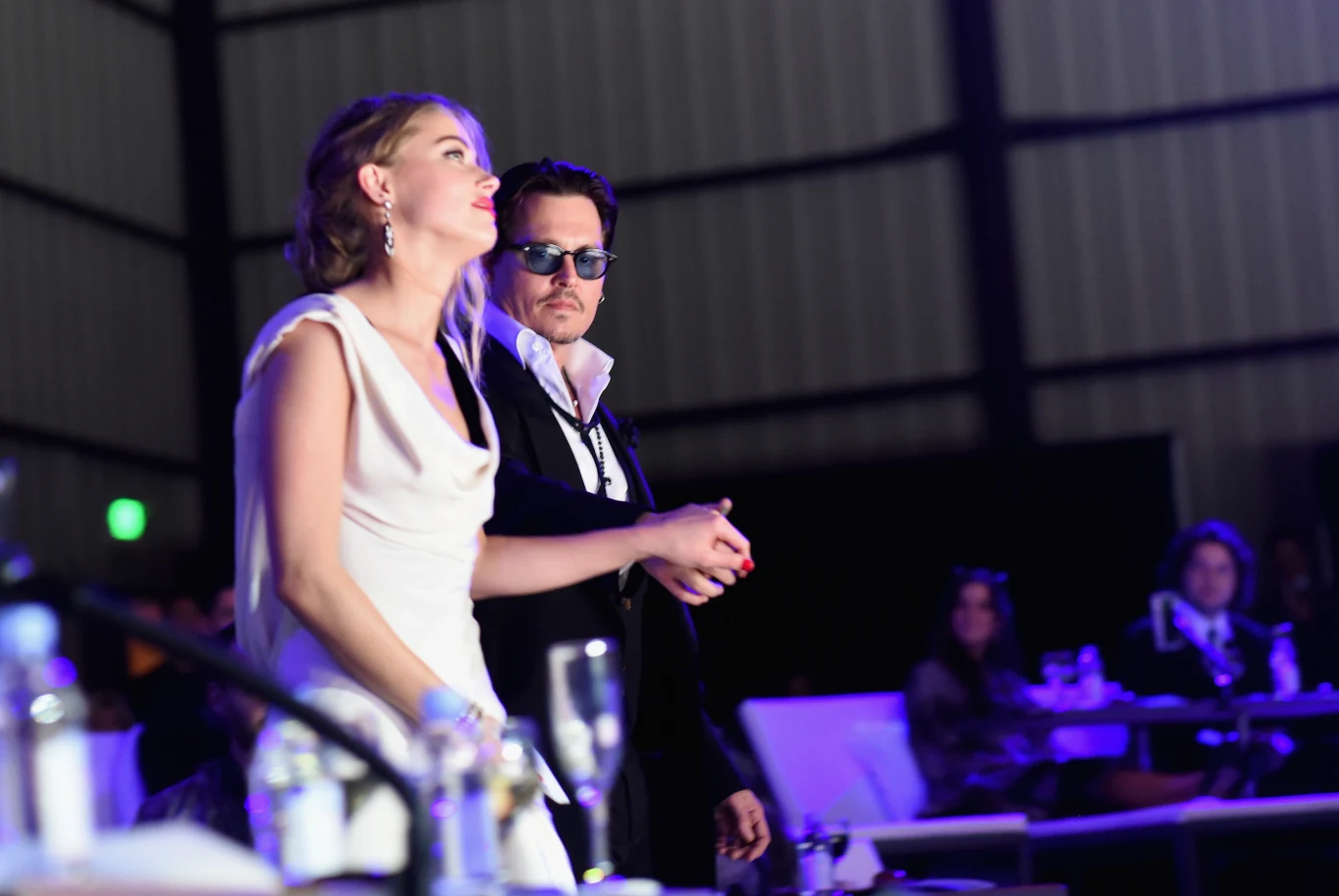 Jednak w styczniu 2012 roku świat obiegła "wstrząsająca" wiadomość. Po 14 latach idealnego związku Johnny Depp porzucił matkę swych dzieci, donosiły również polskie media. Oficjalny powód kłótnie, nieoficjalny - Amber Heard - wówczas 25-latka z ciałem seksbomby i miejscem w rankingach najgorętszych kobiet globu. Spekulacjom nie było końca, a orientacja seksualna aktorki tylko dodawała sprawie kolorytu.

Pod koniec stycznia 2014 na palcu Amber pojawił się pierścionek zaręczynowy z wielkim diamentem, a na premierze "72 godzin" para otwarcie już wymieniała pocałunki w blasku fleszy.