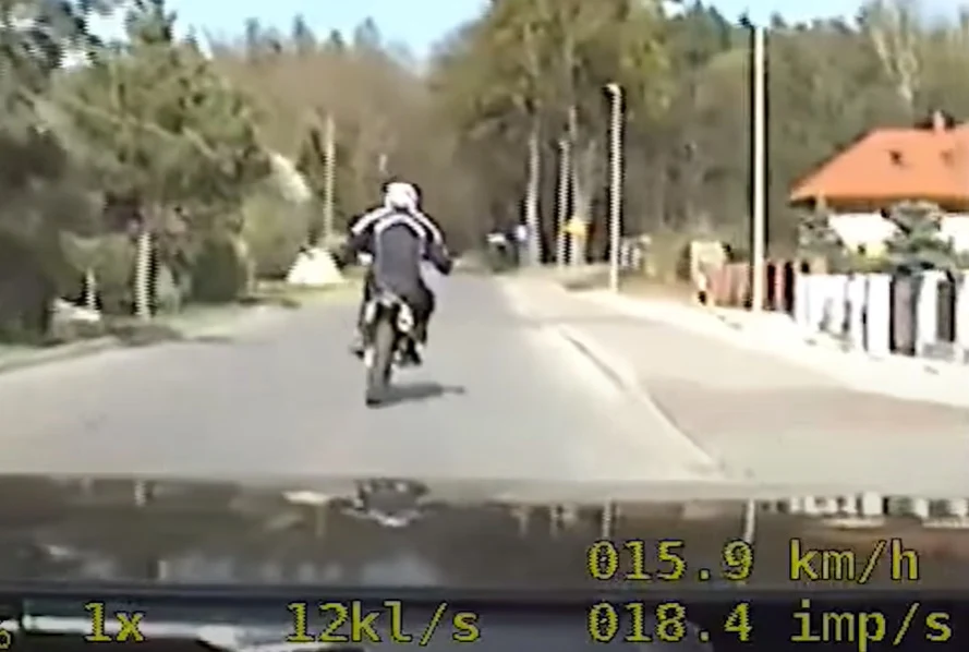 Policjant uderzył w motocyklistę, który spadł i dostał się pod koła radiowozu. Funkcjonariusz twierdzi, że nie zrobił tego celowo Policjant uderzył w motocyklistę, który spadł i dostał się pod koła radiowozu. Funkcjonariusz twierdzi, że nie zrobił tego celowo