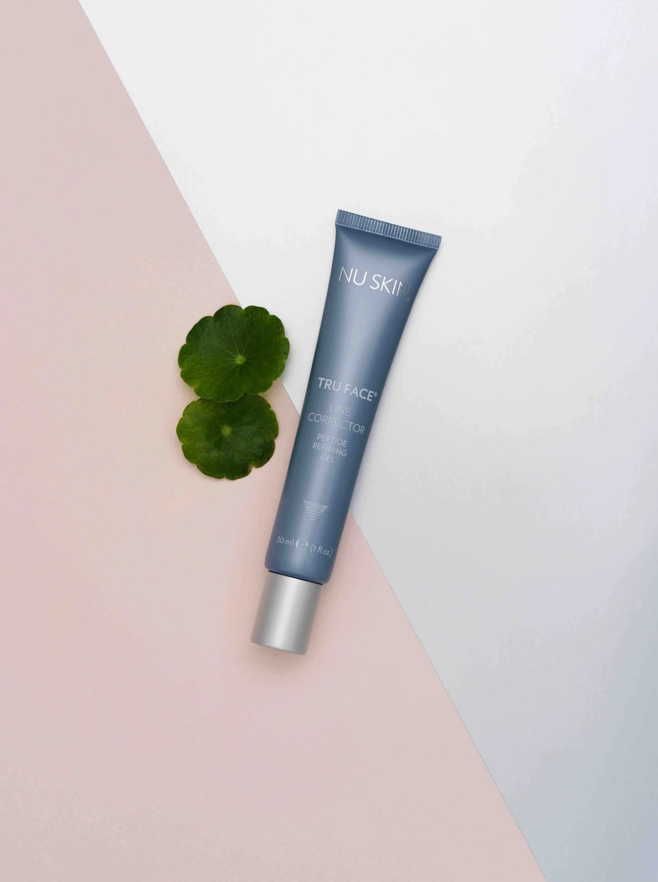 AgeLOC® Tru Face Essence Duet, który powstał z myślą o delikatnej i wymagającej skórze szyi i dekoltu