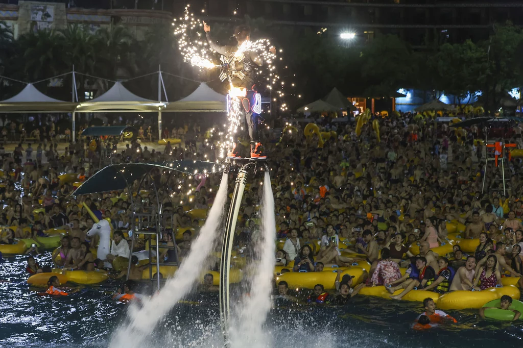 Wuhan Maya Beach Water Park otwarto ponownie pod koniec czerwca. Dziś w parku wodnym pojawia się o połowę mniej osób, niż w tym samym okresie w zeszłym roku – podaje lokalna gazeta "Hubei Daily". Wuhan Maya Beach Water Park otwarto ponownie pod koniec czerwca. Dziś w parku wodnym pojawia się o połowę mniej osób, niż w tym samym okresie w zeszłym roku – podaje lokalna gazeta "Hubei Daily".