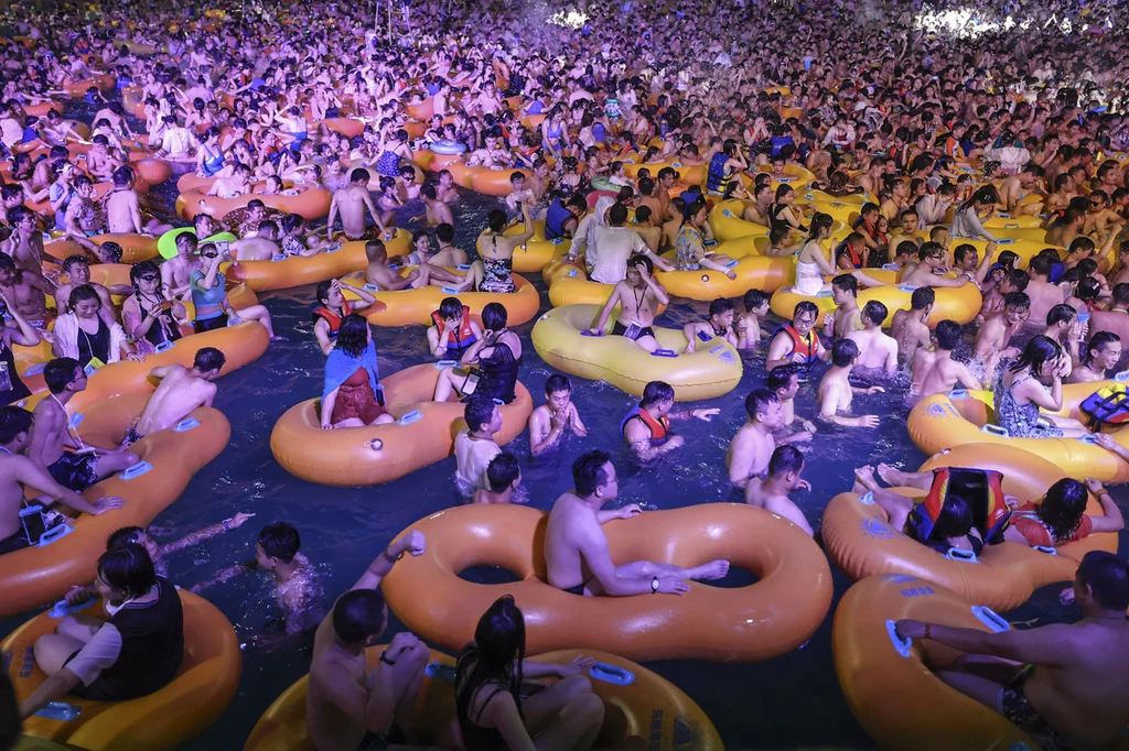 Wuhan Maya Beach Water Park wypełniony był festiwalowiczami w strojach kąpielowych, bawiącymi się w rytmie muzyki tanecznej, czy to w wodzie, czy na dmuchanych materacach. Wuhan Maya Beach Water Park wypełniony był festiwalowiczami w strojach kąpielowych, bawiącymi się w rytmie muzyki tanecznej, czy to w wodzie, czy na dmuchanych materacach.