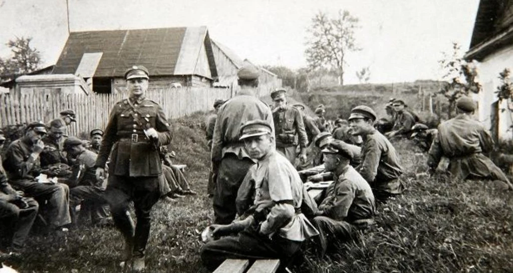 Tatarzy podczas walk na Ukrainie. Zdjęcie pochodzi z albumu "Tatarzy w służbie Polsce 1918-2018"