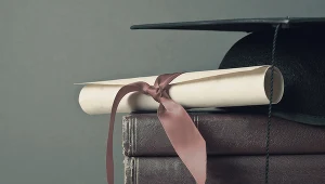 Mediana wynagrodzenia całkowitego osób z doktoratem wynosiła 6700 zł brutto