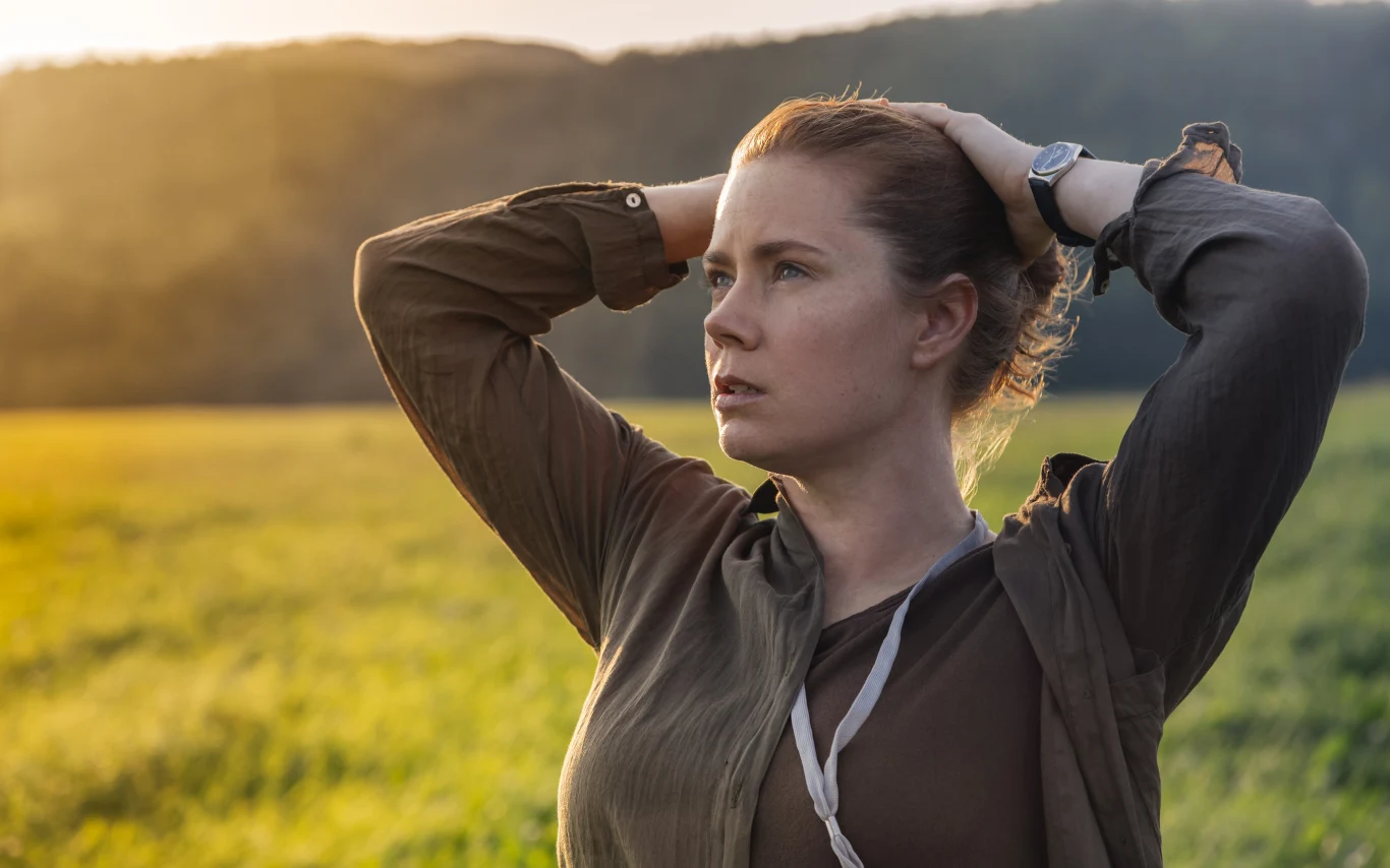 "Marzyłem o Amy Adams od początku, ponieważ wiedziałem, że publiczność uwierzy w film, jeśli aktorka tak mocno wierzy w historię, jaką opowiada, a poznajemy ją oczami jej bohaterki" - wyznał reżyser "Nowego początku", Denis Villeneuve.

Aktorka wcieliła się w filmie w dr Louise Banks, ekspertkę lingwistyki, która dołącza do specjalnej jednostki wysłanej na miejsce przybycia tajemniczego statku kosmicznego. Podczas gdy ludzkość stoi na krawędzi globalnej wojny, Banks i jej zespół ściga się z czasem, by odnaleźć odpowiedzi na pytania - po co kosmici najechali Ziemię i czego chcą od ludzkości.