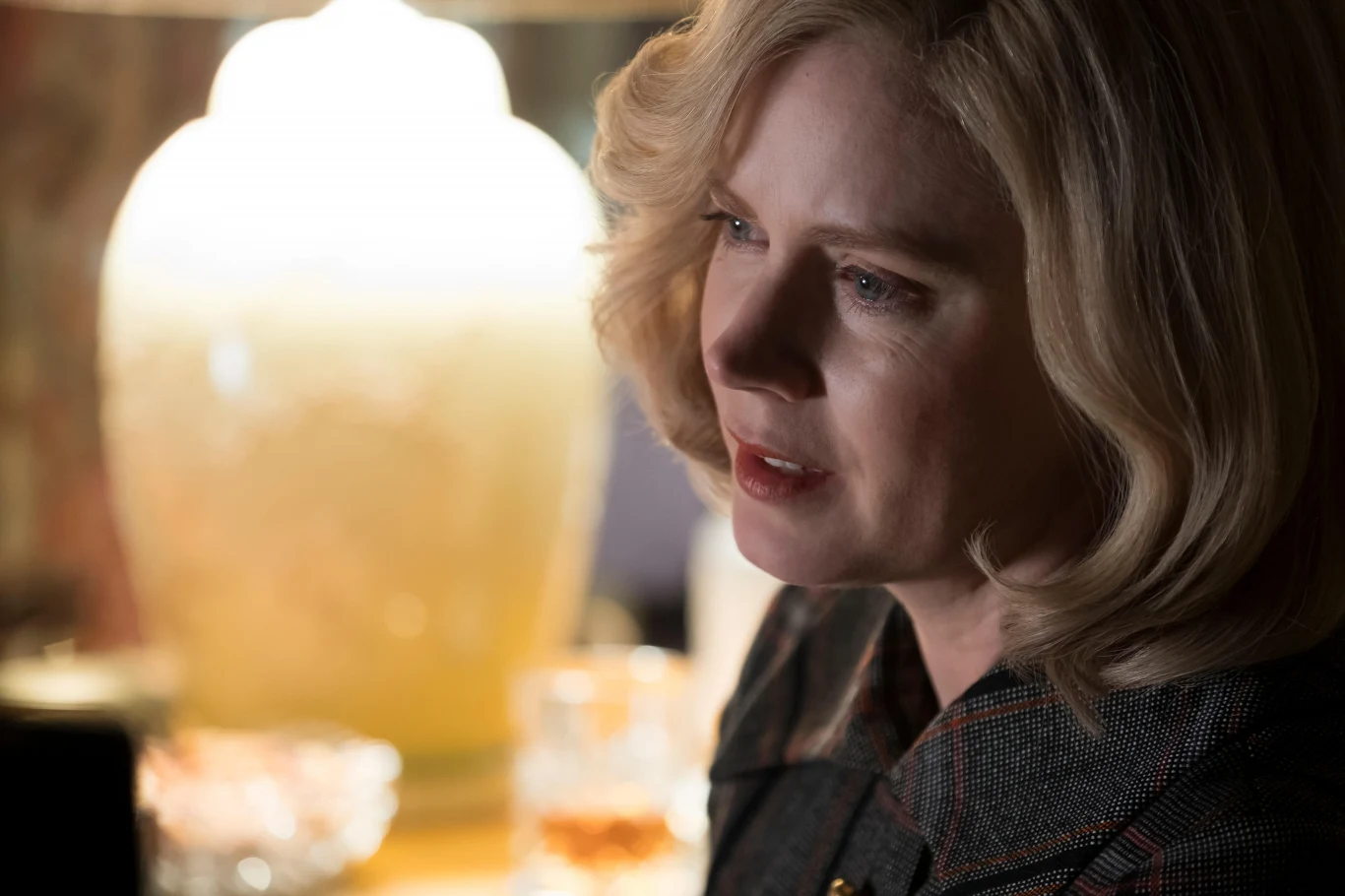 Dziewiątą nominację do nagrody Hollywoodzkiego Stowarzyszenia Prasy Zagranicznej, a zarazem szóstą nominację do Oscara, gwiazda zdobyła za sprawą kreacji w "Vice" Adama McKaya. W historii kariery Dicka Cheneya, wiceprezydenta za czasów George'a W. Busha, aktorka zagrała Lynne Cheney, żonę polityka i kluczową w jego życiu postać. Nie była ona bowiem jedynie kobietą kibicującą poczynaniom męża, lecz w wielkiej mierze twórczynią jego strategii.