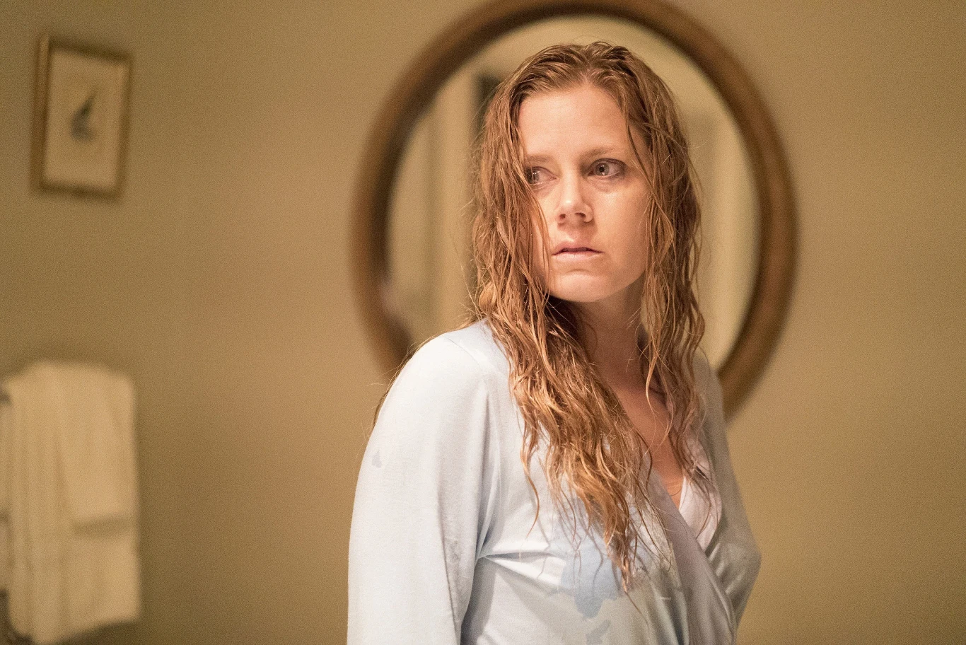 W 2018 roku Adams zagrała główną rolę w miniserialu HBO "Ostre przedmioty", adaptacji powieści Gillian Flynn. Opowiadał on historię dziennikarki Camille Preaker, która wraca do swojego rodzinnego miasteczka, aby przygotować materiał o morderstwie dwóch dziewczynek. Starając się rozwiązać zagadkę, wraca wspomnieniami do przeszłości i zdaje się identyfikować z młodymi ofiarami. Kreacja przyniosła jej już ósmą w karierze nominację do Złotego Globu.