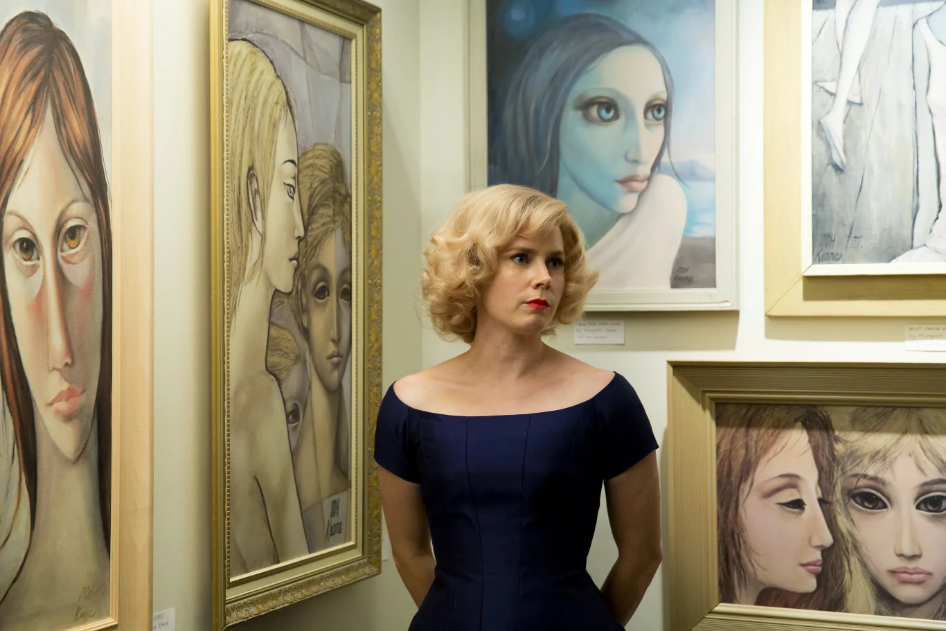 W 2014 roku Amy Adams zagrała w filmie Tima Burtona "Wielkie oczy". Wahała się, czy przyjąć rolę. "Postaci, które grałam, nie miały w sobie wiele pokory, ja sama nie jestem zbyt pokorna. Nie byłam pewna, czy jestem w stanie w przekonujący sposób odnaleźć drogę do Margaret" - mówiła.

Scenariusz oparto na prawdziwej historii malarki Margaret Keane, która w latach 60. była autorką portretów kobiet i dzieci o wielkich i bardzo smutnych oczach. Autorstwo obrazów przypisywał sobie jednak jej mąż Walter Keane. Z czasem kobieta zaczęła walczyć o prawdę i wyzwolenie spod wpływu męża-despoty.