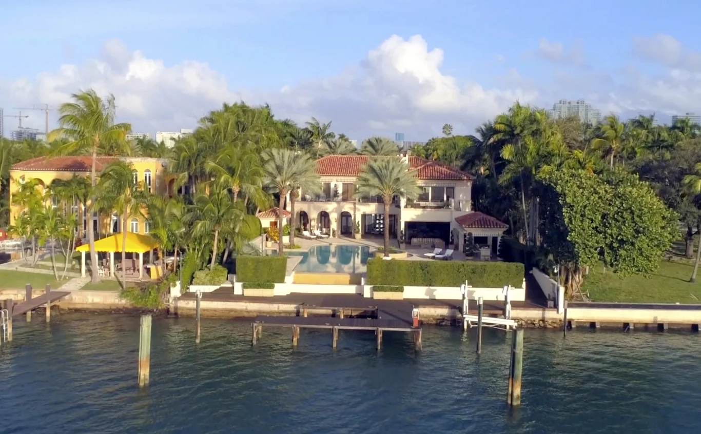 40 milionów na nową posiadłość w Miami wydała Jennifer Lopez wraz ze swoim narzeczonym Alexem Rodriguezem. Numer domu to 13 i nie jest to liczba przypadkowa. Właśnie z tym numerem na plecach Rodriguez grał w baseballowej drużynie New York Yankees. W posiadłości znajduje się 12 sypialni, piwniczka na wino oraz ogromny basen.