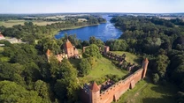 Szymbark

Słynie z tajemniczych  ruin najbardziej okazałego zamku na Mazurach. 

Maleńką wieś u brzegów Jeziora Szymbarskiego (niedaleko Iławy) strzegą potężne wieże i baszty zamku biskupów pomezańskich z XIV wieku. W Państwie Krzyżackim pod względem wielkości warownia ustępowała tylko Malborkowi. Wizyta Napoleona I  W 1699 r. zamek wraz  z okolicą stał się własnością pruskiej, wpływowej rodziny Fickensteinów. W niedalekim Kamieńcu, który również do nich należał,  w 1807 roku w pałacu przez dwa miesiące gościł Napoleon I Bonaparte. Cesarzowi w czasie wizyty towarzyszyła Maria Walewska