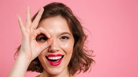 Imię Iwona kiedyś było bardzo popularne, jednak dziś jest nadawane rzadko. Kobiety o tym imieniu są zaś pewne siebie, mądre i zdeterminowane. Mogą osiągnąć duży sukces i wyróżniają się z otoczenia.