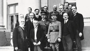 Lord D'Abernon na tle członków międzysojuszniczej misji wojskowej w Polsce, zdjęcie z okładki książki "Misje wojskowe ententy w Polsce o wojnie Polski z bolszewicką Rosją". Red. Janusz Cisek, Grzegorz Nowik, Marek Tarczyński. Muzeum Józefa Piłsudskiego w Sulejówku, Fundacja Rodziny Józefa Piłsudskiego, Instytut Studiów Politycznych PAN.