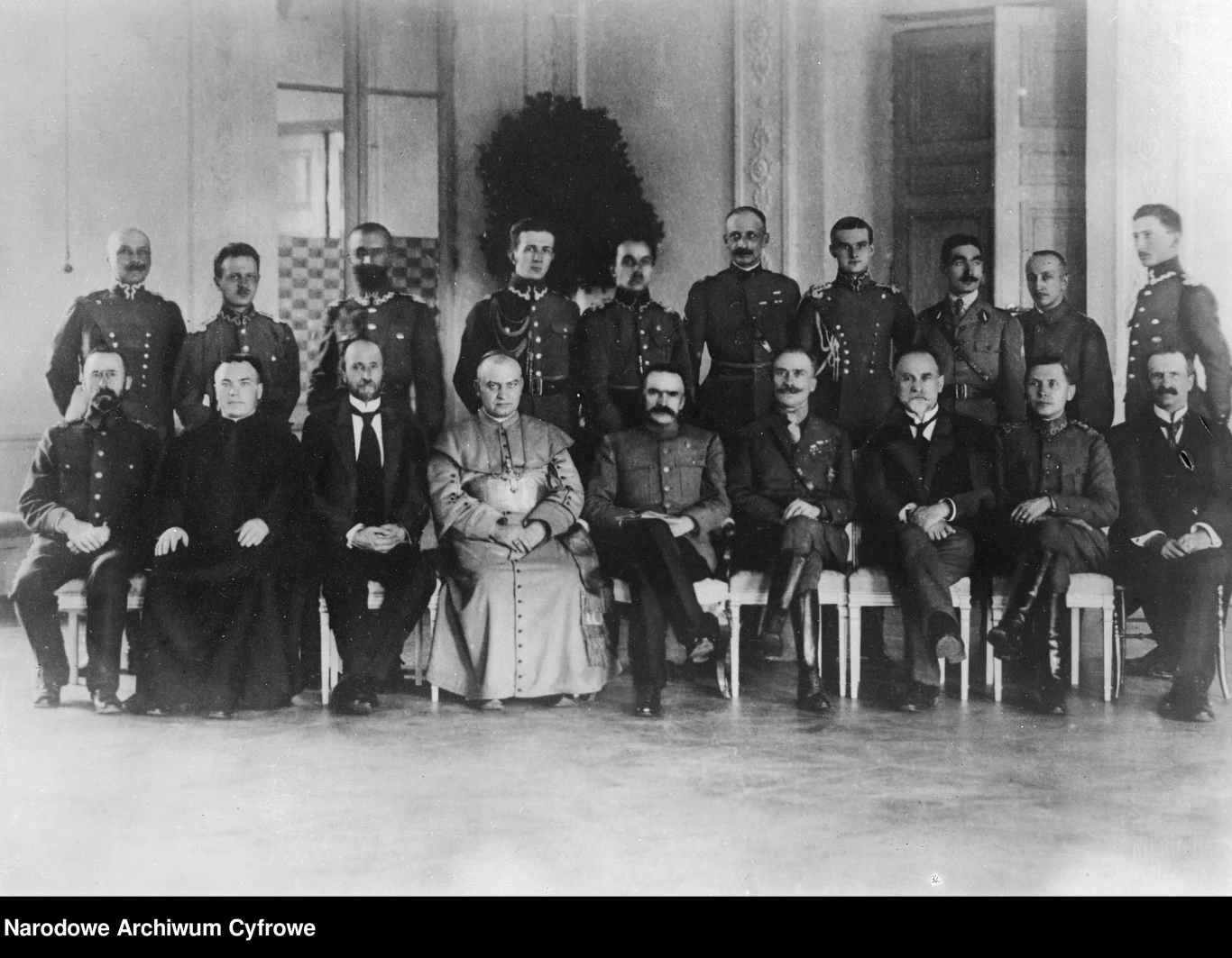 1919 r., Naczelnik Państwa Józef Piłsudski w towarzystwie członków zagranicznych misji wojskowych w Polsce i oficerów Wojska Polskiego. W I rzędzie widoczni m.in.: Jan Piłsudski (1. z lewej), biskup wileński Jerzy Matulewicz (4. z lewej), Józef Piłsudski (5. z lewej) i Adrian Carton de Wiart (4. z prawej) . W II rzędzie stoi m.in. Walery Sławek (3. z lewej). 