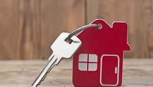 Na zakup nieruchomości z pomocą kredytu potrzeba dziś znacznie więcej gotówki niż przed rokiem