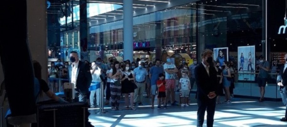 ludzie stojący przed wejściem do sklepu Primark