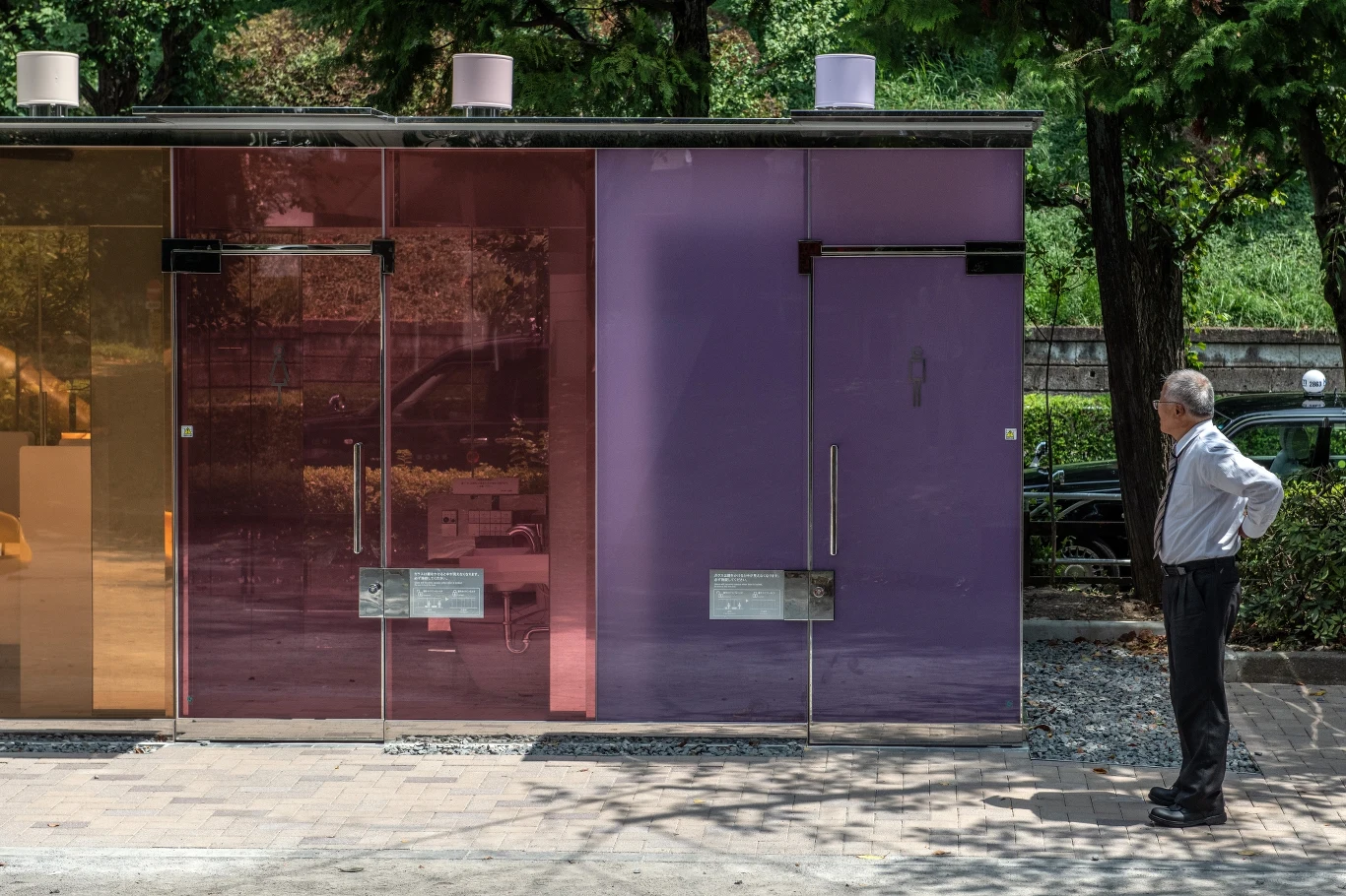 Najgorsze jest jednak to, że będący w środku… nie ma pojęcia, czy ściany zmieniają swoją transparentność, gdyż od wewnątrz są cały czas przezroczyste. 