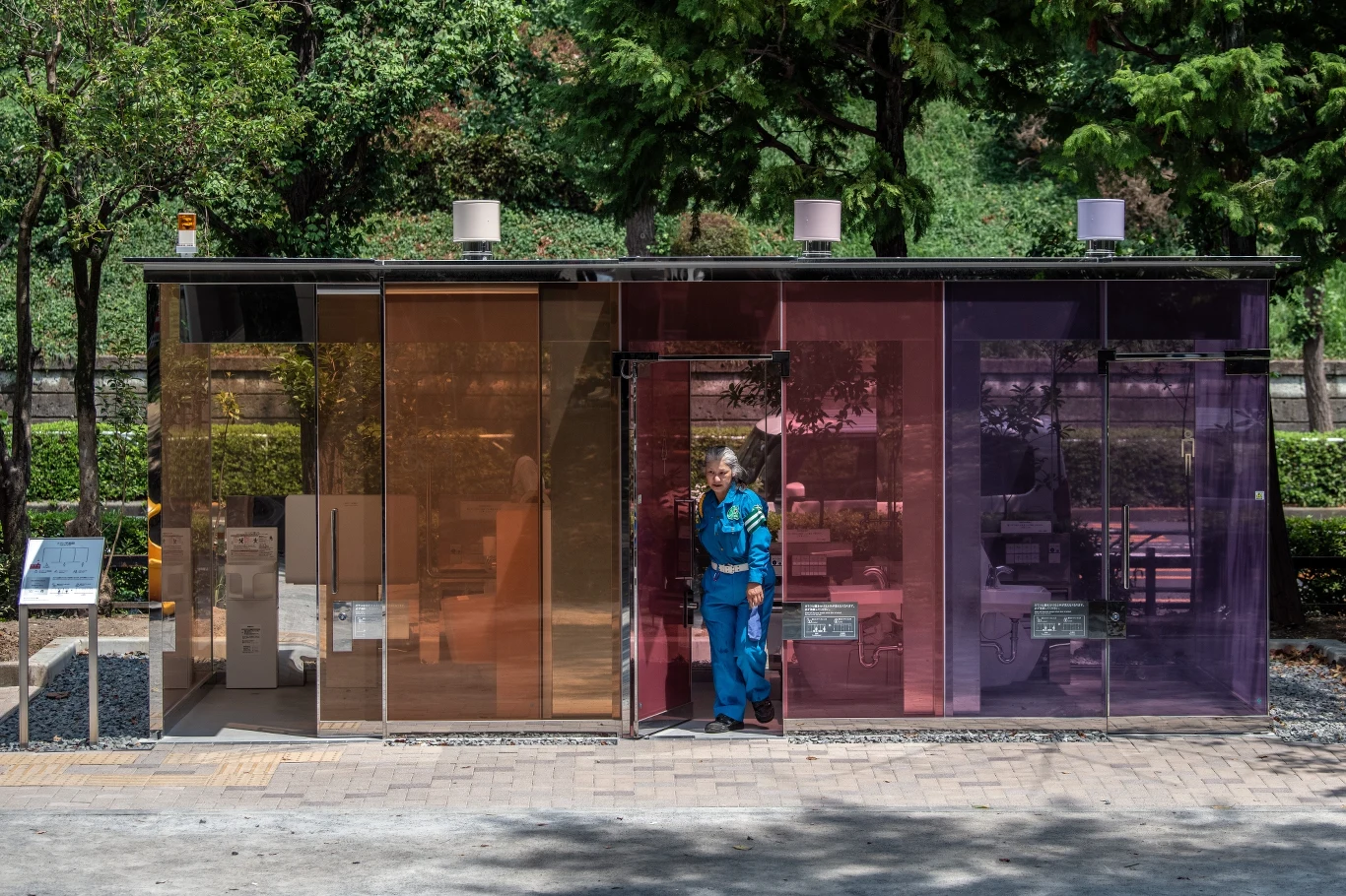 - Są dwie rzeczy, których ludzie boją się przed wejściem do publicznej toalety - mówi członek ekipy projektantów, Shigeru Ban - Czystość i to, czy kogoś nie ma przypadkiem w środku.