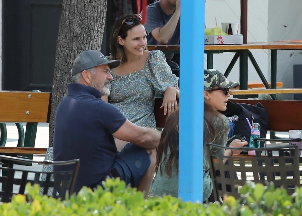 Zaczęto o nich plotkować, kiedy pojawili się razem na festiwalu w Cannes, gdzie gwiazdor zabrał swoją ukochaną. Zaczęto o nich plotkować, kiedy pojawili się razem na festiwalu w Cannes, gdzie gwiazdor zabrał swoją ukochaną.