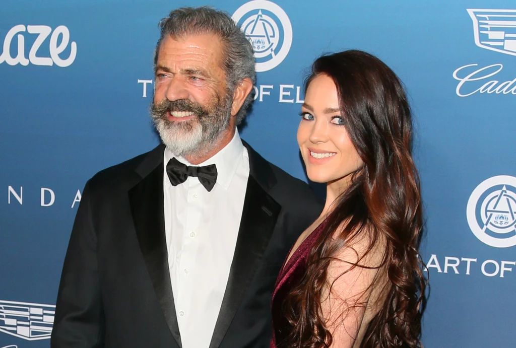 Mel Gibson wydaje się być szczęśliwy u boku Rosalind Ross, która jest od niego dużo młodsza. Parę dzieli aż 35 lat, ale wydaje się, że to zupełnie im nie przeszkadza! Mel Gibson wydaje się być szczęśliwy u boku Rosalind Ross, która jest od niego dużo młodsza. Parę dzieli aż 35 lat, ale wydaje się, że to zupełnie im nie przeszkadza!