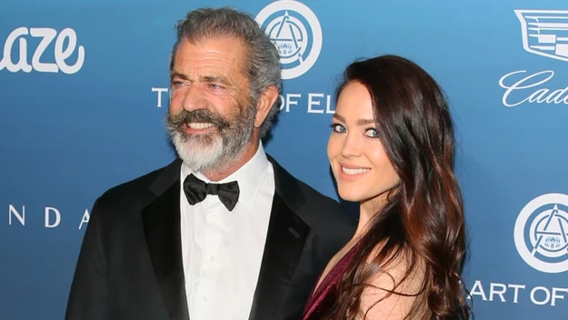 Mel Gibson wydaje się być szczęśliwy u boku Rosalind Ross, która jest od niego dużo młodsza. Parę dzieli aż 35 lat, ale wydaje się, że to zupełnie im nie przeszkadza! 