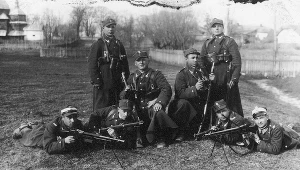 Żołnierze polscy podczas ćwiczeń strzeleckich