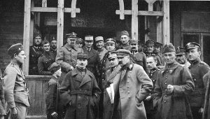 Józef Piłsudski z oficerami w okresie bitwy nad Niemnem, rok 1920